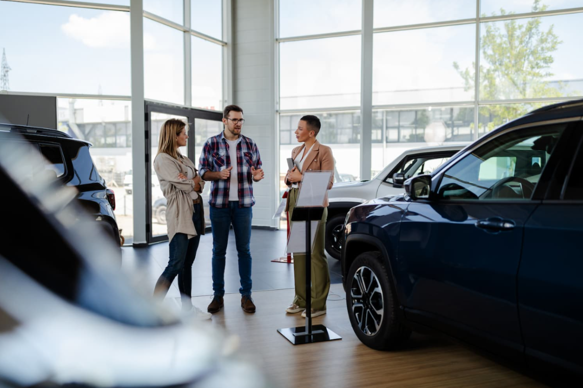 homme femme et vendeuse en concession voiture jean lain occasion